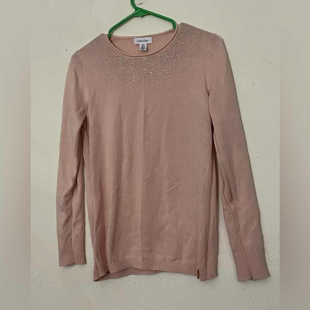 Calvin Klein Light Pink Embellished Knit Top.
Size :M
Color: PINK
Bust:16 x 24.